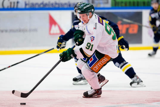 Färjestads Toni Rajala med pucken