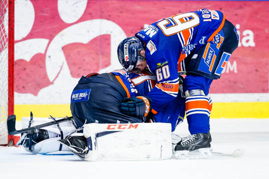 Växjös Erik Josefsson kramar Växjös målvakt Cristopher