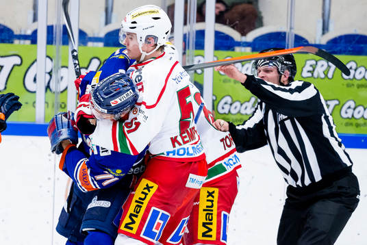Gruff mellan Växjös Tomi Kallio och Modos Adrian Kempe
