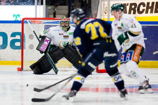 Färjestads målvakt Justin Pogge koncentrerar sig på