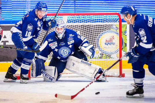 Leksands Brian Connelly , Leksands målvakt Oscar Alsenfelt