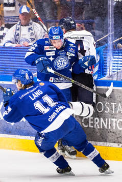 Leksands Martin Grönberg tacklar en Linköpingsspelare