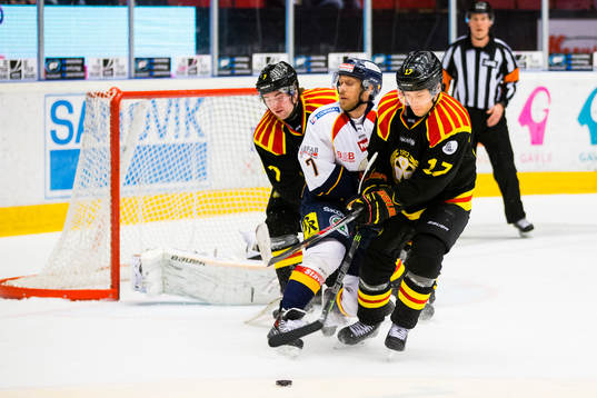Djurgårdens Sebastian Lauritzen stoppas av Brynäs Ponthus