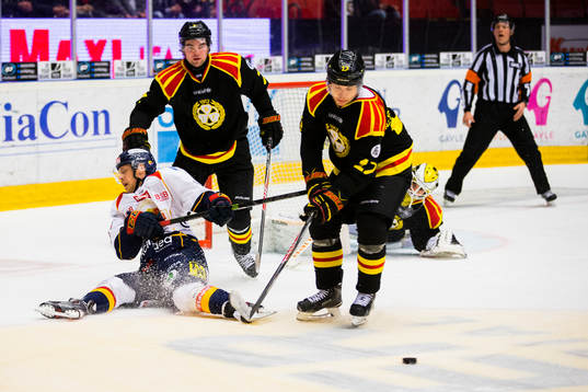 Djurgårdens Sebastian Lauritzen stoppas av Brynäs Ponthus