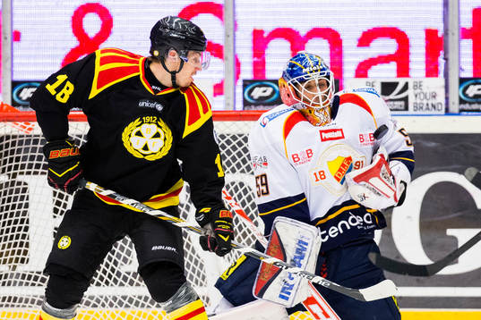 Brynäs Anton Rödin ser på när Djurgårdens målvakt
