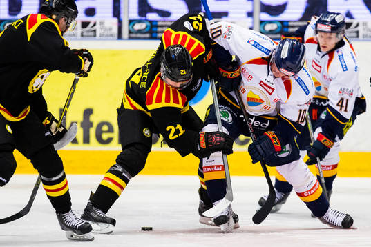 Brynäs Tim Wallace och Djurgårdens Joakim Eriksson tekar