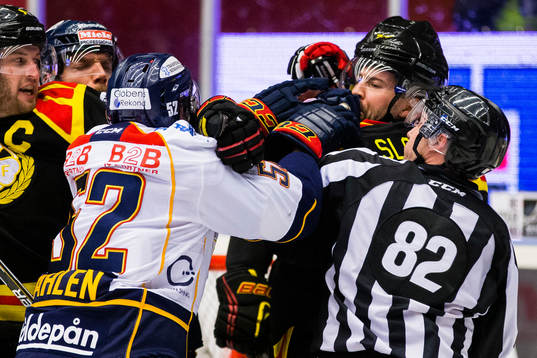 Djurgårdens Mikael Ahlén i slagsmål med Brynäs Tomas