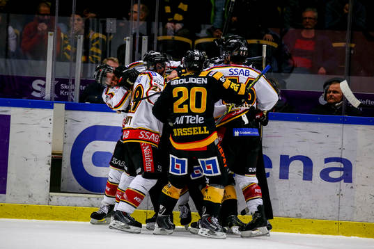 Stökigt i slutet av  ishockeymatchen i SHL mellan
