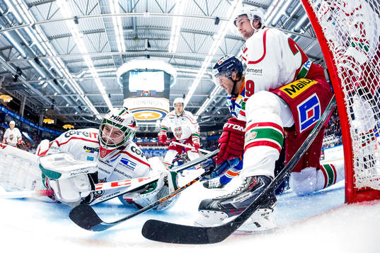 Växjös Tomi Kallio gör 3-1 målet. Modos målvakt Adam