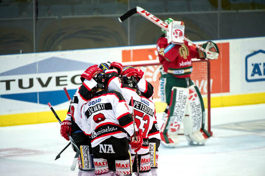 Örebros spelare jublar och Frölundas målvakt Lars