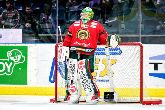Frölundas målvakt Linus Fernström deppar