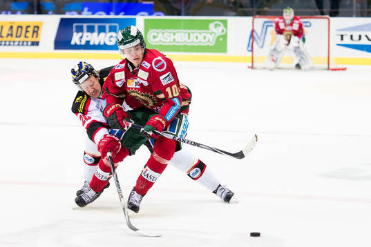 Örebros Marcus Weinstock jagar Frölundas Mattias Janmark