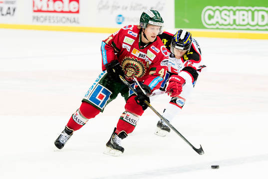 Frölundas Mathis Olimb framför Örebros Brian Willsie