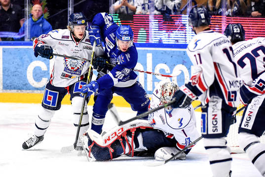Linköpings Anton Karlsson och målvakt Marcus Högberg och