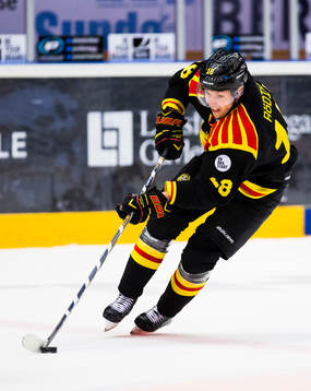 Brynäs Anton Rödin med pucken