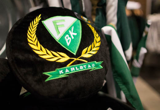 Kudde med Färjestads klubbmärke på i Färjestadsshopen