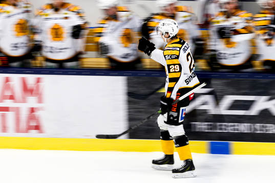 Skellefteås Oskar Sundqvist jublar med båset