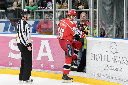 Almtunas Patrik Norén får matchstraff och lämnar isen