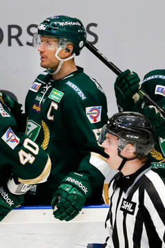 Färjestads Ole-Kristian Tollefsen och linjedomare Daniel