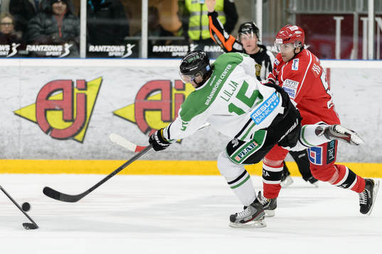 Rögles Jakob Lilja skjuter