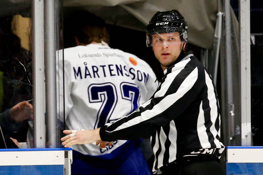 Leksands Viktor Mårtensson lämnar isen