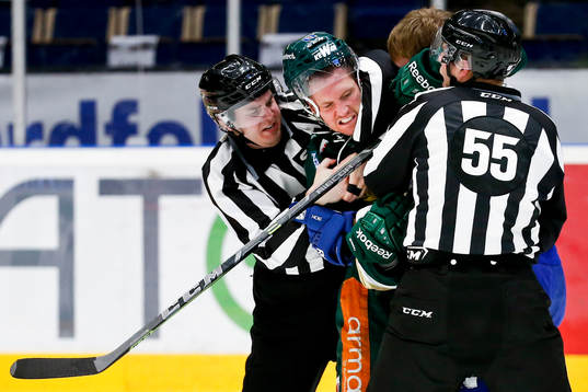 Linjedomare Daniel Persson (tv) tar tag om Färjestads