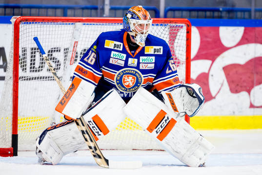 Växjös målvakt Stefan Steen värmer upp