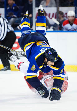 St Louis Barret Jackman tacklar Carolinas Nathan Gerbe