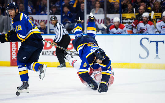St Louis Barret Jackman tacklar Carolinas Nathan Gerbe
