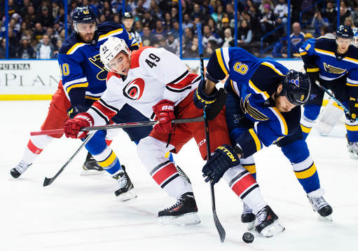 Carolinas Victor Rask utmanar St Louis Maxim Lapierre och