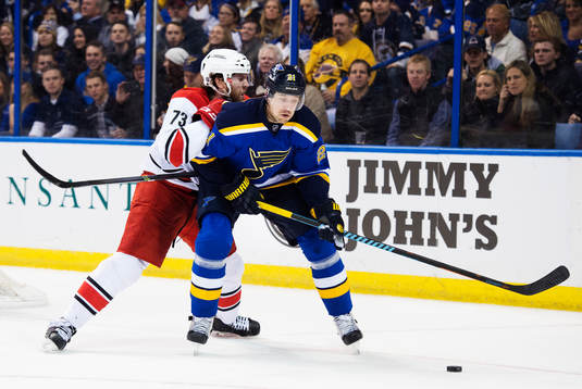 Carolinas Brett Bellemore trycker till St Louis Patrik