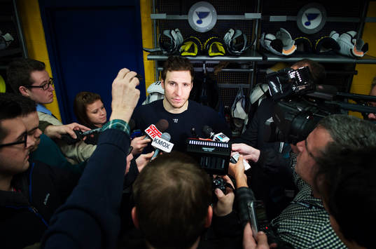 St Louis Alexander Steen svarar på frågor från media