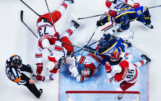 Oroligt framför Carolinas målvakt Cam Ward