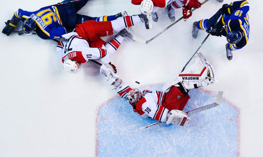 Oroligt framför Carolinas målvakt Cam Ward