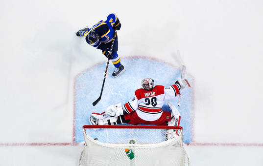 St Louis T.J. Oshie gör mål bakom Carolinas målvakt Cam