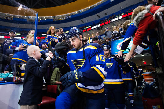 St Louis Joakim Lindström på väg in till uppvärmningen