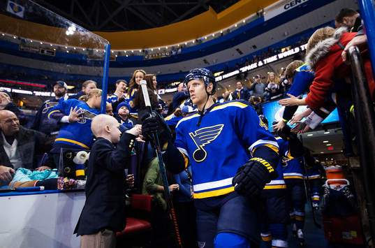 St Louis Carl Gunnarsson på väg in till uppvärmningen