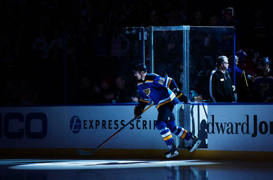 St Louis Patrik Berglund gör entré till ishockeymatchen i