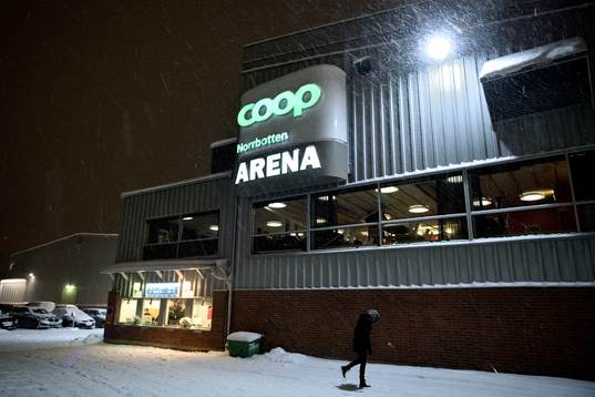 Snön vräker ner utanför Coop Norrbotten Arena