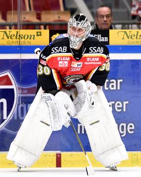Luleås målvakt Niko Hovinen på uppvärmningen