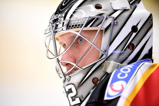 Luleås målvakt Niko Hovinen på uppvärmningen