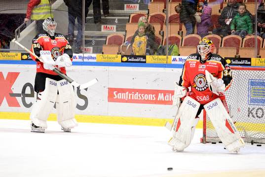 Luleås målvakt Niko Hovinen(v) och målvakt Joel