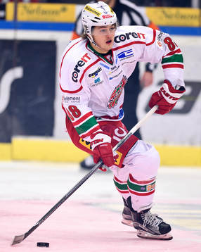 Modos William Nylander med pucken