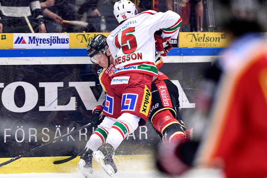 Modos Albin Runesson tacklar Luleås Lars Bryggman