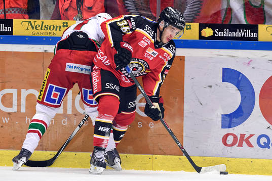 Luleås Niklas Fogström med pucken