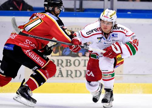 Modos William Nylander försöker gå förbi Luleås