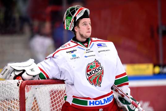 Modos målvakt Adam Reideborn deppar