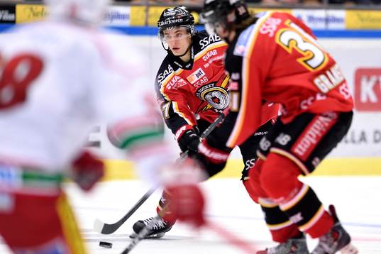 Luleås Daniel Zaar med pucken