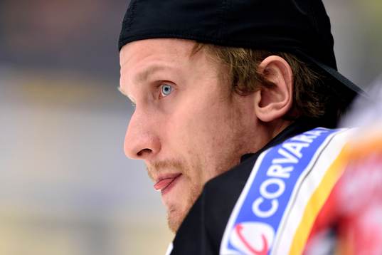 Luleås målvakt Niko Hovinen på bänken