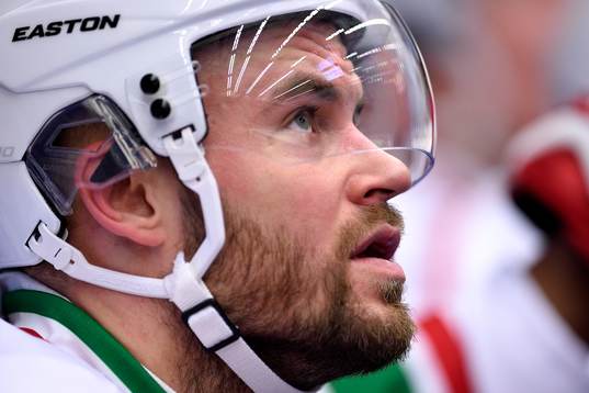 Modos Radek Smolenak på bänken